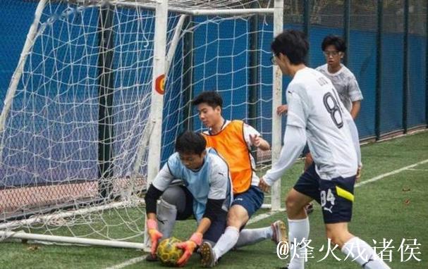 广西县级足球超级联赛在贵港打响揭幕战,跨年度赛制引发争议,29支球队分区主客场较量备受关注 广西县级足球超级联赛在贵港打响揭幕战,跨年度赛制引发争议,29支球队分区主客场较量备受关注